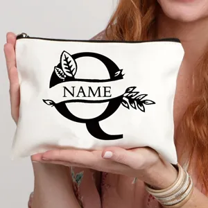 Gepersonaliseerde canvas make-uptas met vintage letter Q en een eigen naam.