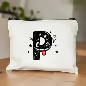 Detailopname van het witte canvas tasje met een schattige cartoon letter P print.