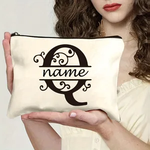 Gros plan sur la trousse de maquillage en toile personnalisée avec lettre Q et nom.