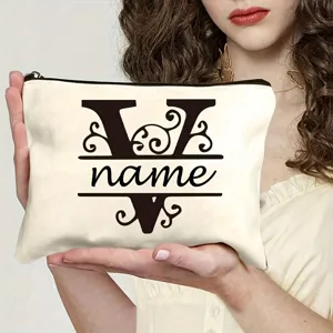 Vue détaillée d'une trousse de maquillage personnalisée en toile avec lettre V monogramme.