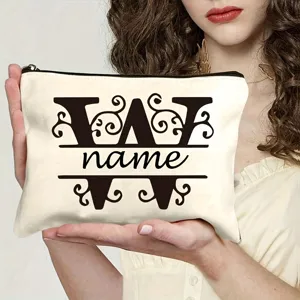 Vue détaillée de la trousse de maquillage en toile personnalisée avec monogramme et fermeture.