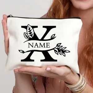 Gedetailleerd opname van gepersonaliseerde canvas cosmetische tas met rits en bloemenmotief.