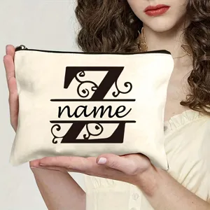 Gros plan détaillé de la trousse de maquillage en toile personnalisée avec lettre et fermeture.