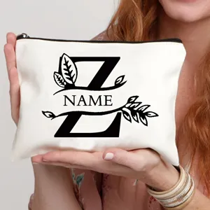 Gepersonaliseerde canvas cosmetische tas met stijlvol letterontwerp voor dagelijks gebruik.