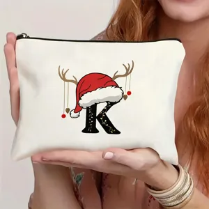 Detailaufnahme des Weihnachts-Initialen-Canvas-Make-up-Beutels mit niedlichem Weihnachtsmannmütze.