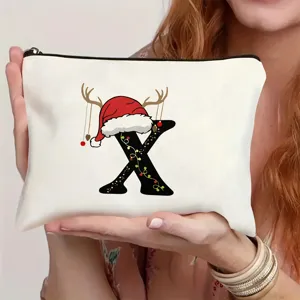 Detailaufnahme der weihnachtlichen Initialen Buchstaben Canvas Kosmetiktasche mit Rentierhut Design.