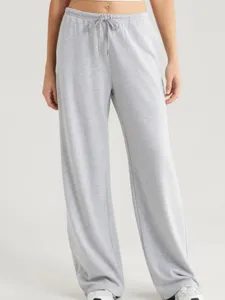 Comfortabele grijze sportbroek met wijde pijpen en verstelbaar trekkoord voor dagelijks gebruik.