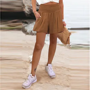 Vista dettagliata di pantaloncini donna vita alta elastici casual da spiaggia