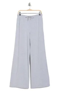 Gedetailleerd overzicht van casual lichtgrijze wijde broek met trekkoord en zachte stof.