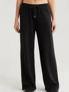 Gedetailleerd overzicht van comfortabele zwarte wijde casual yogabroek met trekkoord.