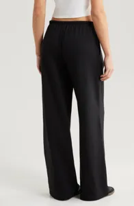 Achterkant detail van casual losse wijde broek, comfortabele pasvorm voor dagelijks.