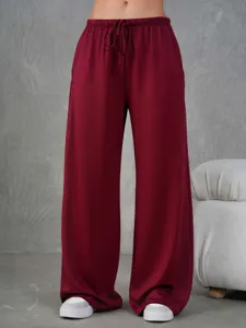 Gedetailleerd overzicht van casual dameswijde broek met comfortabel trekkoord in taille.