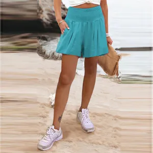 Dettaglio dei pantaloncini casual turchesi a vita alta con tasche e cintura elastica.