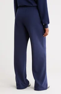Achterste detailweergave van casual losse wijde lounge-sweatpants in donkerblauwe kleur.