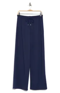 Gedetailleerd overzicht van donkerblauwe wijde relaxte broek met een comfortabele trekkoord.