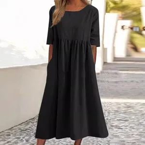 Detalle vestido largo negro de lino, corte relajado manga media para estilo veraniego.