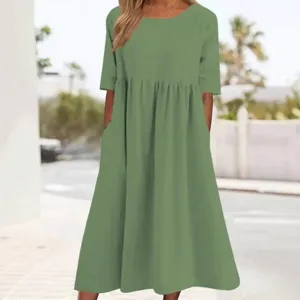 Detalle de vestido midi verde casual con corte holgado, cuello redondo, mangas cortas y bolsillos.