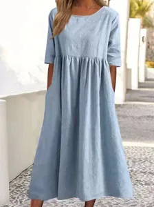 Vista detallada de vestido midi casual y holgado de lino y algodón con cuello redondo.