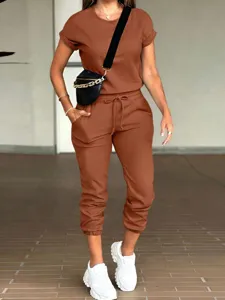 Casual women's two-piece solid color short sleeve top and pocket cuffed pants set detail.