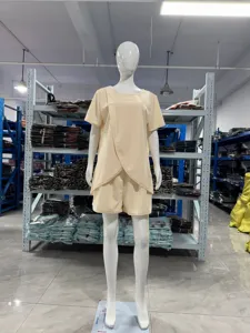 Einfarbiges Damen Zweiteiler Set mit unregelmäßigem Kurzarmtop und Shorts für Sommer.