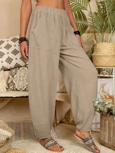 Vue détaillée du pantalon harem décontracté en lin kaki, idéal pour le confort quotidien en été.