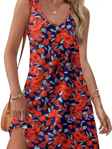 Vue détaillée de la robe florale sans manches à col en V avec poches latérales pratiques.