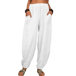 Vue détaillée du pantalon décontracté blanc ample en lin et coton avec grandes poches.