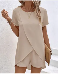 Lässiges einfarbiges Kurzarm asymmetrisches Oberteil und Shorts Set Detailansicht.