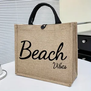 Detalle en primer plano del elegante bolso de yute con asa negra y estampado Beach Vibes.
