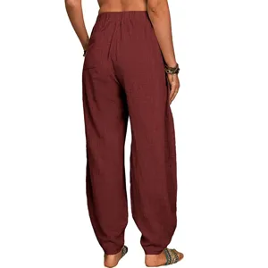 Vue détaillée du pantalon sarouel ample en lin bordeaux, montrant la coupe et le dos.