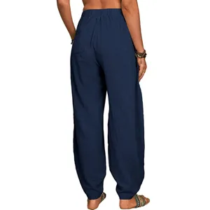 Détails de vue arrière du pantalon harem ample décontracté en tissu lin coton confortable.