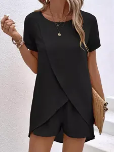Einfarbiges asymmetrisches Damen Set mit Kurzarm Oberteil und Shorts für den Sommer.