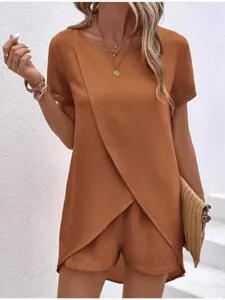 Einfarbiges Damen Zweiteiler Set mit Kurzarm unregelmäßigem Saum Top und passenden Shorts.