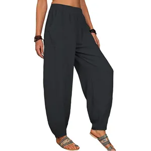 Vue détaillée du pantalon sarouel ample en lin et coton gris foncé pour les femmes.