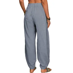 Vue arrière montrant la coupe décontractée et la texture en coton et lin de ce pantalon casual.