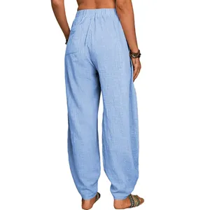 Vue détaillée du pantalon harem ample en mélange de coton et lin bleu clair élastique.
