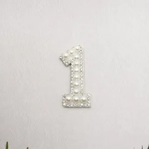 Detail des Perl-Strass-Nummer-1-Aufnähers, DIY-Kleidungszubehör-Applikation, Größe 45x25mm.