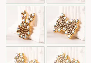 Detailfoto van handgemaakte DIY strass kristal konijn en strik patch voor telefoonhoesjes.