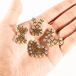 Handgemaakte DIY strass patches met schattige konijnen, hart en vlindermotieven.