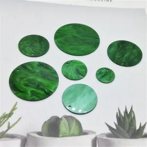 Grüne Acryl-Rundanhänger im Detail, ideal für DIY-Schmuckherstellung und handgemachte Windspiel-Basteleien.