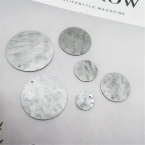 Detailansicht grauer Marmor Acryl Schale runder Diskus DIY Schmuck Zubehör mit Loch.