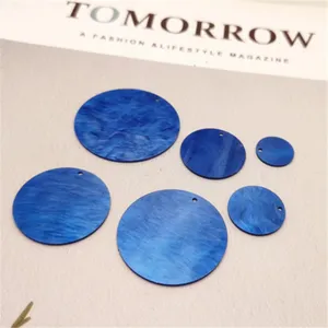 Nahaufnahme Detail von blauen runden Acryl Muschelscheiben mit einem kleinen Loch für DIY.