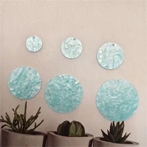 Detailansicht hellblaue Acryl muschelartige runde DIY Anhänger Zubehör für Basteln.