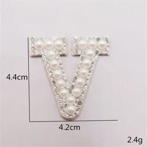 Nahaufnahme des V-Buchstaben-Strass-Perlen-Aufnähers im Detail mit funkelnder Kristalltextur.