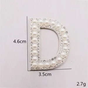 Perlen Strass Buchstabe D Aufnäher Detailansicht, glitzerndes DIY Zubehör für Kleidung.