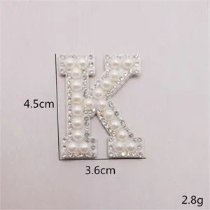 Nahaufnahme des Strass-Perlen-Buchstaben-K-Patches mit Größen- und Texturdetails für Bastler.