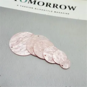Rosa Acryl runde marmorierte Anhänger Teile Detailansicht, glatte Oberfläche mit kleinem Loch.