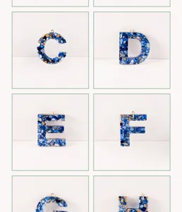 Blauer Harz Buchstabe Anhänger Details, Epoxid Alphabet Charm mit Goldfolie Flocken.