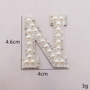 Nahaufnahme des Buchstabens N Strass Perlen Aufnäher, zeigt feine Perlenbesatz Details.