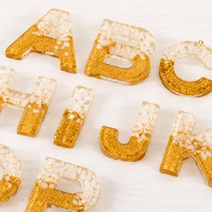 DIY Harz Alphabet Buchstaben Anhänger mit Goldflocken und weißen Steinen Schmuck Zubehör.